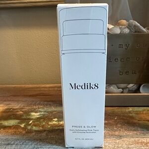 Medik8 Press & Glow Daily Exfoliating PHA Tonic - White